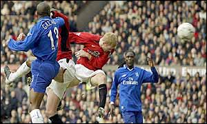 Scholes powers home a header to equalise