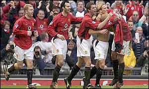 Forlan's goal keeps Man Utd ahead of Chelsea in the table