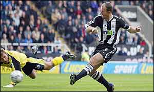 Alan Shearer scores for Newcastle after juts 10.5 seconds against Man City