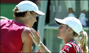 Lindsay Davenport and Justine Henin-Hardenne share a word