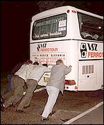 Bus passengers lend a helping hand