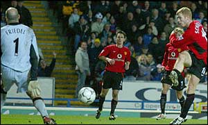 Paul Scholes hammers an equaliser past Brad Friedel in the 30th minute