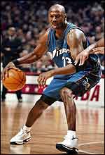 Michael Jordan drives to the basket for the Wixards against Chicago