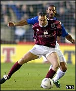Lorenzo Amoruso keeps tabs on Craig Feroz