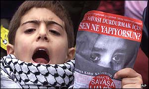 Turkish boy shouts Islamic slogans in Istanbul