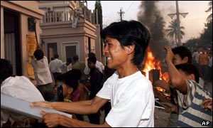 Cambodians start to destroy the outside of the Thai Embassy in the Cambodian capital