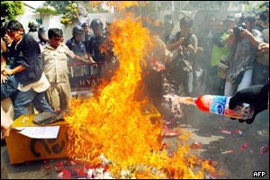 Thais burning a Cambodian flag