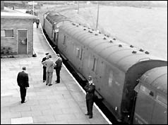 Photo of the carriages of the Post Office train at Cheddington station