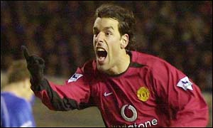 Van Nistelrooy scores after 56 minutes to put Man Utd 1-0 up