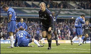 Eidur Gudjohnsen scores Chelsea's second 