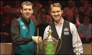 Mark Williams and Stephen Hendry shake hands in front of the Masters trophy