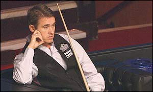 Stephen Hendry looks on glumly as Williams races into a lead