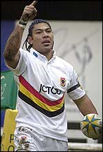 Lesley Vainokolo celebrates a try