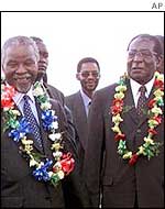 Thabo Mbeki (l) and Robert Mugabe (r)