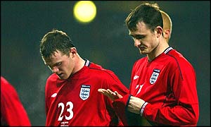 Wayne Rooney and Francis Jeffers leave the field