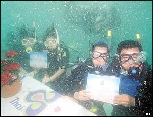 Couple celebrate Valentine's Day by participating in an underwater wedding extravaganza.