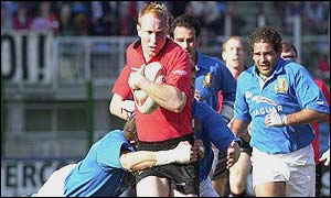 Tom Shanklin bursts through the Italian defence 