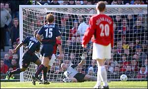 Ole Gunnar Solskjaer looks on as Sylvain Wiltord nets Arsenal's second goal