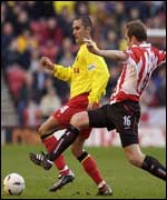 Jason McAteer tackles Paolo Vernazza