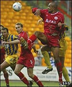 Laurent D'Jaffo heads Aberdeen into a two-goal lead