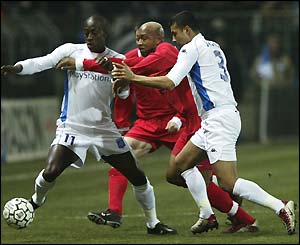 El-Hadji Diouf tries to squeeze between Auxerre's Khalilou Fadiga and Jean-Sebastien Jaures
