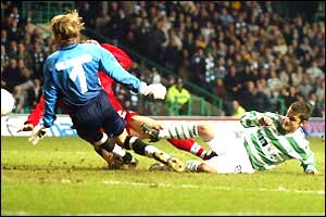 Shaun Maloney puts Celtic 2-1 ahead on the stroke of half-time