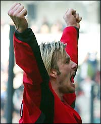 David Beckham celebrates as Ole Gunnar Solskjaer scores in the 90th minute