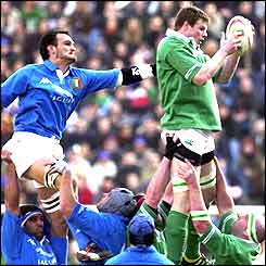 Malcolm O'Kelly wins a line-out for Ireland