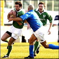 Geordan Murphy of Ireland is tackled by Denis Dallen of Italy 