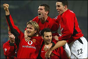 Manchester United's players salute the crowd after Giggs' second goal