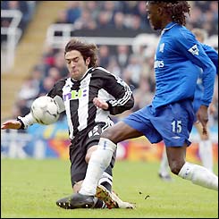 Newcastle's Hugo Viana pushes forward against Chelsea's Mario Melchiot
