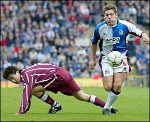 Blackburn' s David Dunn skips past the challenge of Man City's Sun Jihai