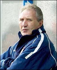 Sunderland boss Howard Wilkinson sees his side fail to score in the first half despite numerous chances 