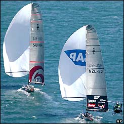 Alinghi and New Zealand start the fifth race of the America's Cup