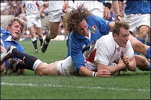 Mike Tindall goes over to score Englands fifth try against Italy