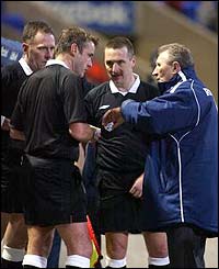 Howard Wilkinson argues with referee Graham Barber 