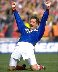 David Seaman celebrates winning the 1993 FA Cup at Wembley