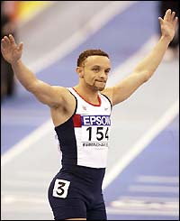 Jamie Baulch waves to the crowd after winning 400m bronze