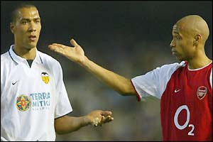 Carew and Henry try to reason with the crowd