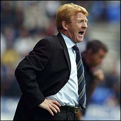 Southampton boss Gordon Strachan shouts instructions to his team