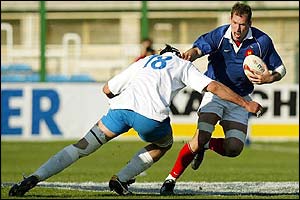 France's Olivier Magne shrugs off the tackle of Italy's Santiago Dellape 