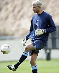 West Ham's David James expects to replace David Seaman in goal