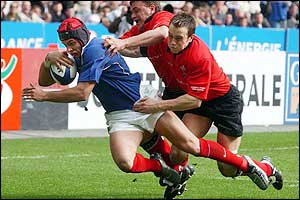 Vincent Clerc scores France's third try against Wales