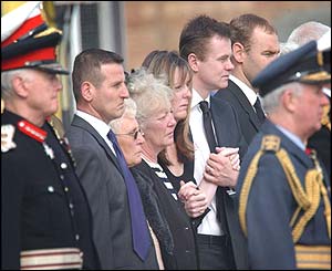 Relatives of the first soldiers killed watching the arrival of the first bodies