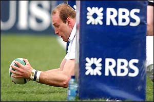 Lawrence Dallaglio dives over the line to score a try