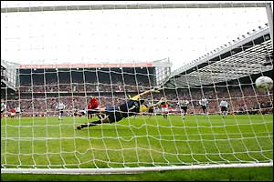 Ruud van Nistelrooy scores a penalty past Jerzy Dudek v Liverpool
