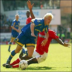 Alan Smith is brought down by Richard Rufus and Leeds go 2-0 up from the resulting penalty