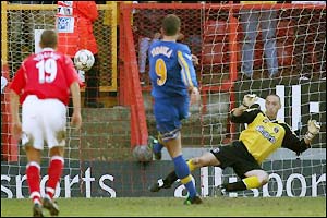 Viduka puts Leeds 5-1 up from the spot after 56 minutes