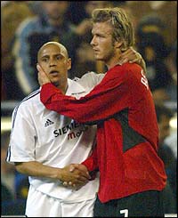 Man Utd's David Beckham congratulates Roberto Carlos 