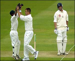 Zimbabwe's Heath Streak and Tatenda Taibu celebrate the wicket of England's Robert Key